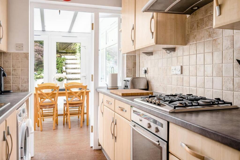Stunning 4 Bedroom House In Central Бат Екстериор снимка