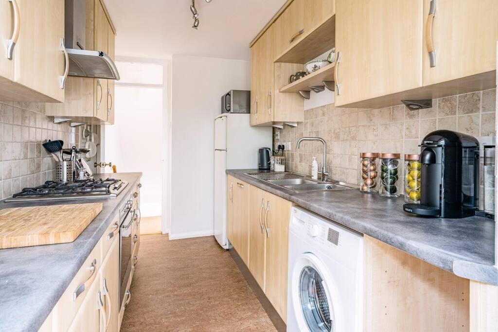 Stunning 4 Bedroom House In Central Бат Екстериор снимка